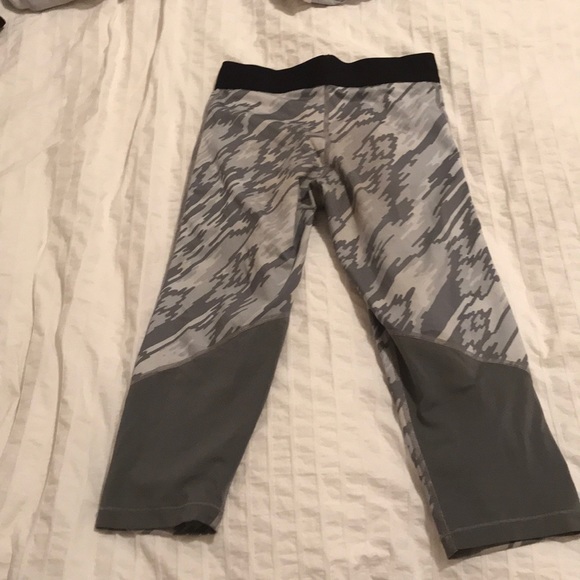 Nike pro (dri-fit) used 3/4 leggings - Picture 2 of 2